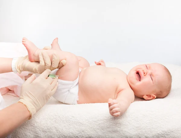 Baby krijgt een injectie — Stockfoto