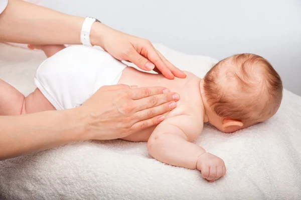 Baby Rückenmassage — Stockfoto