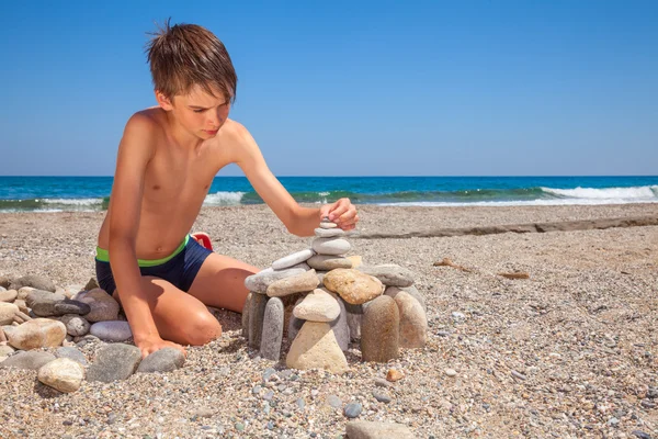 Niño jugando en una playa — Foto de Stock