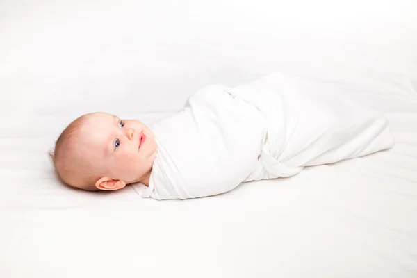 Swaddled tre månaders baby girl — Stockfoto