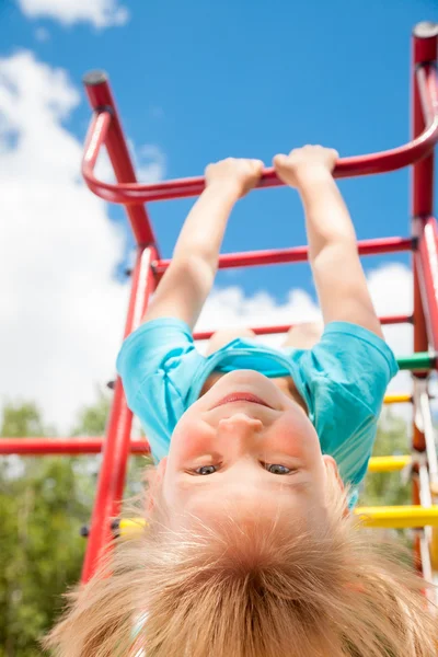 Boldog gyermek egy mászóka — Stock Fotó