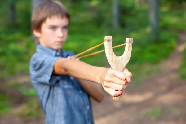 Kid with slingshot — Stock Photo, Image