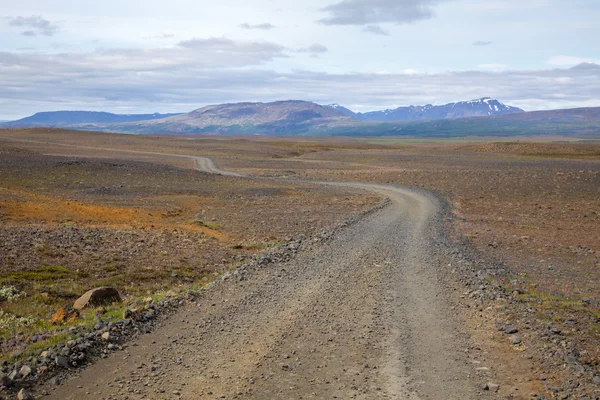 Winding dirt road in Iceland — Stock Photo, Image