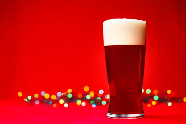 Vol glas beer of ale met wazig Kerstverlichting in achtergrond — Stockfoto