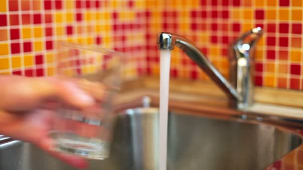 Llenar un vaso con agua potable del grifo de la cocina — Vídeos de Stock