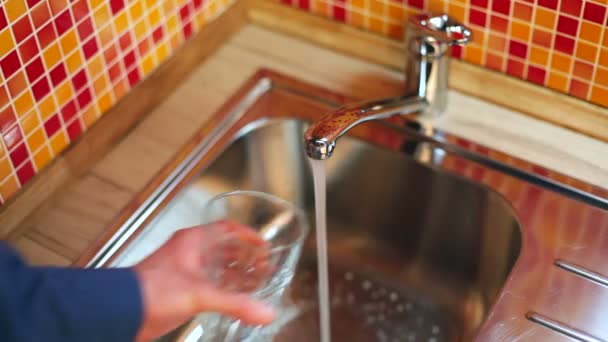 Llenar un vaso con agua potable del grifo de la cocina — Vídeos de Stock