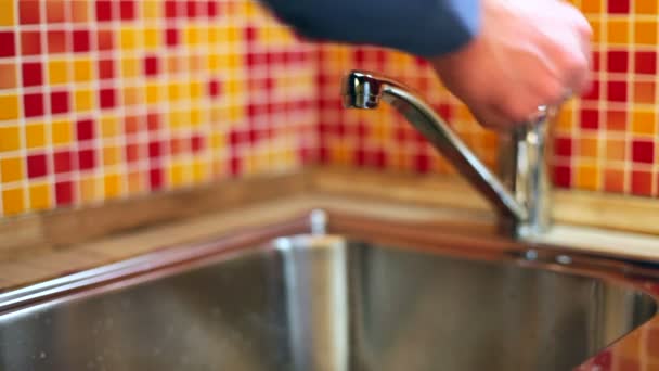 Remplissage d'un verre avec de l'eau potable du robinet de cuisine — Video