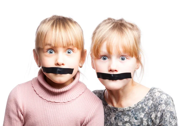 Crianças sem fala com fita adesiva sobre bocas — Fotografia de Stock