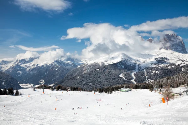 Skigebiet in den Dolomiten — Stockfoto