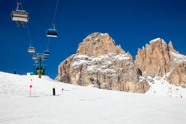 Lyžařský vlek v lyžařském středisku v Dolomitech — Stock fotografie