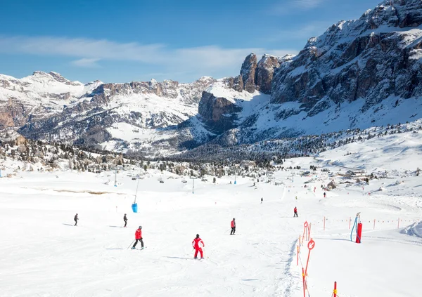 Skifahrer im Skigebiet in den Dolomiten — Stockfoto