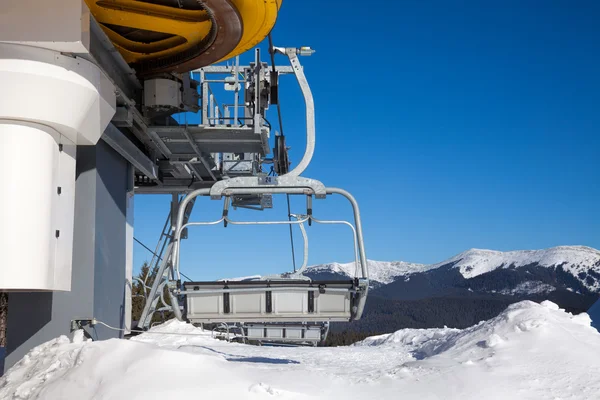 Sessellift im Skigebiet — Stockfoto