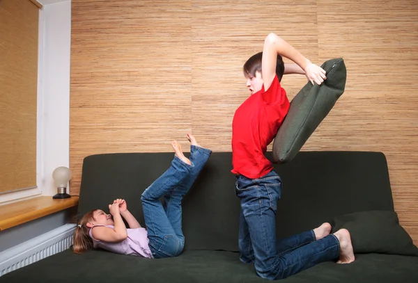 Hermanos teniendo pelea de almohadas — Foto de Stock