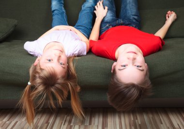 Yarı-kardeş bir kanepede