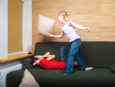 Kanepede yastık sahip kardeşler mücadele