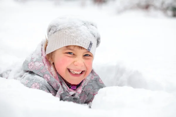 Ребенок наслаждается зимой — стоковое фото