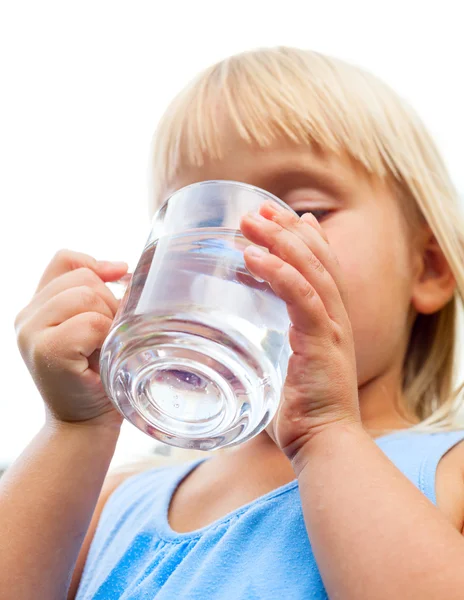 Küçük kız su içiyor. — Stok fotoğraf