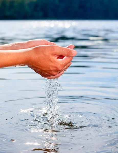 Donna che prende acqua limpida — Foto Stock