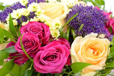 Beyaz arka plan üzerinde izole renkli çiçekler buket