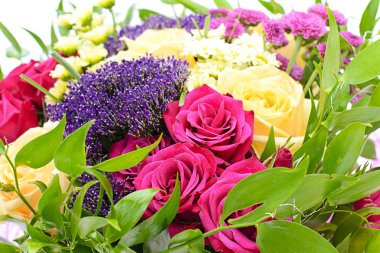 Beyaz arka plan üzerinde izole renkli çiçekler buket