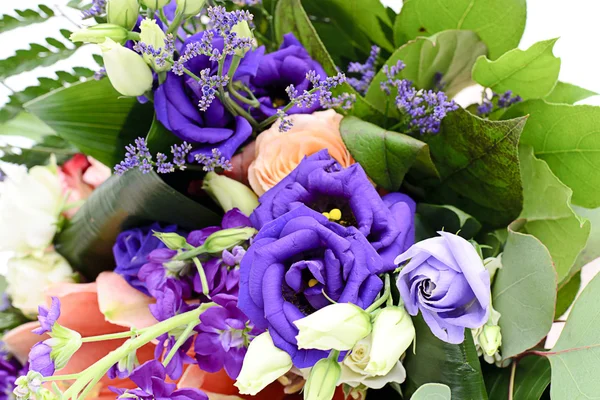 Kleurrijke bloemen boeket geïsoleerd op de witte achtergrond — Stockfoto