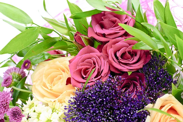 Kleurrijke bloemen boeket geïsoleerd op de witte achtergrond — Stockfoto