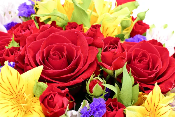 Kleurrijke bloemen boeket geïsoleerd op de witte achtergrond — Stockfoto