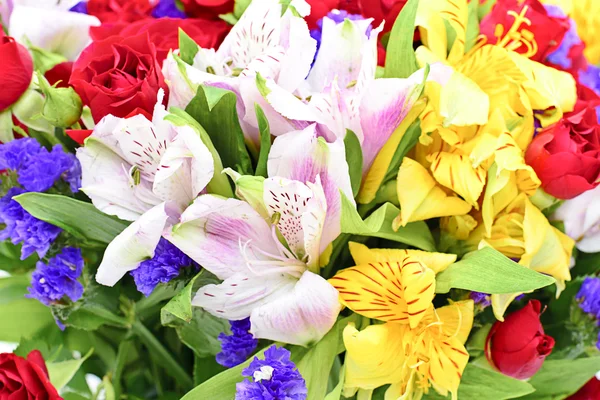 Bunte Blumen Strauß isoliert auf dem weißen Hintergrund — Stockfoto