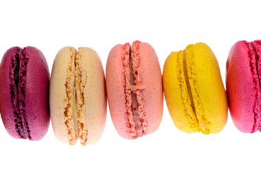 Beyaz arka planda izole edilmiş Tatlı Tatlı Makarnalar