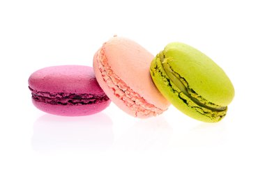 Beyaz arka planda izole edilmiş Tatlı Tatlı Makarnalar