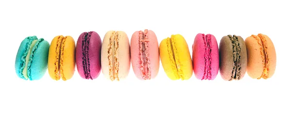 Macaroons saborosos doces isolados em fundo branco — Fotografia de Stock