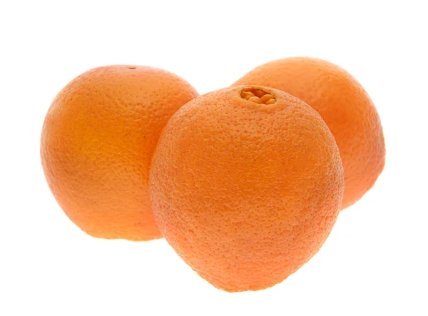 Frische Orangen isoliert auf weißem Hintergrund — Stockfoto