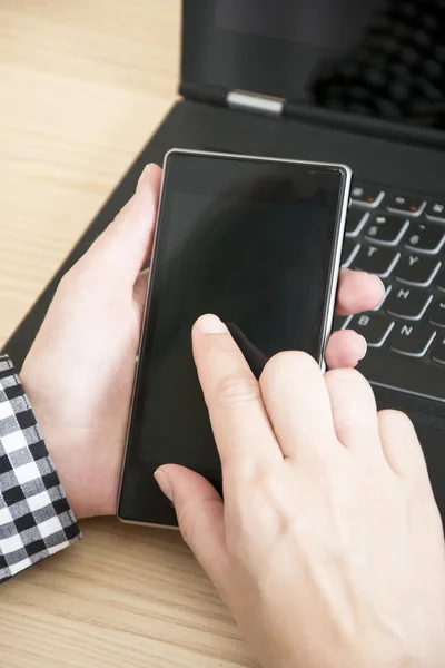 Vrouw met mobiele telefoon — Stockfoto