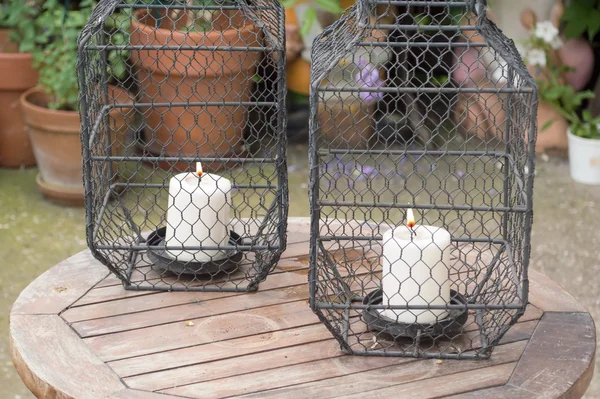 Duas velas em jaulas como detalhes decorativos — Fotografia de Stock