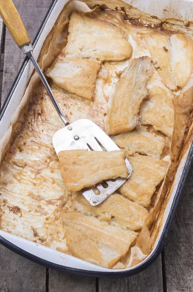 Pronto per servire filetti di pesce gatto con cucchiaio da portata — Foto Stock
