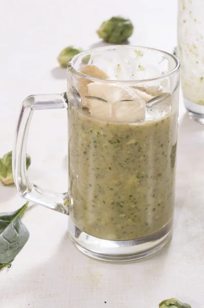 Gros plan de smoothie avec banane brocoli et menthe — Photo