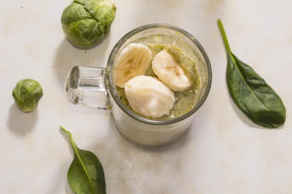 Vue du dessus du smoothie en verre avec brocoli et menthe — Photo