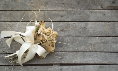 ahşap zemin üzerine Sarı gül buketi