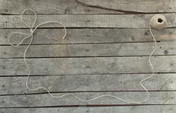 Копирование пространства из веревки на деревянном фоне — стоковое фото