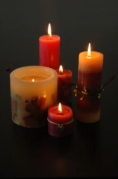 Composição de velas de iluminação em um fundo escuro — Fotografia de Stock