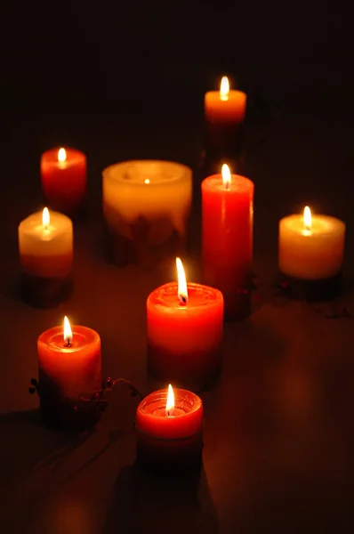 Groupe de bougies sur fond sombre — Photo