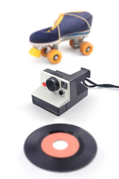 Gamla instant kameran med roller skate och vinyl - åttiotalet — Stockfoto