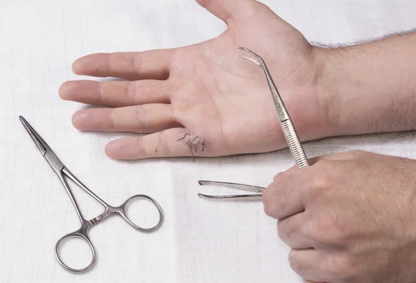 Männerhände mit medizinischen Instrumenten — Stockfoto