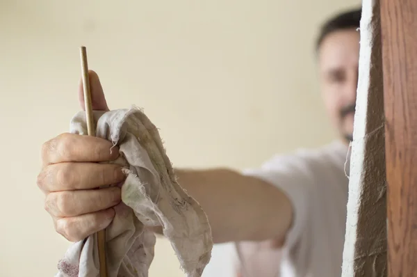 Close up of thumb method for measuring proportions — Stock Photo, Image