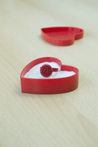 Anel vermelho velho na caixa de presente na mesa de madeira — Fotografia de Stock