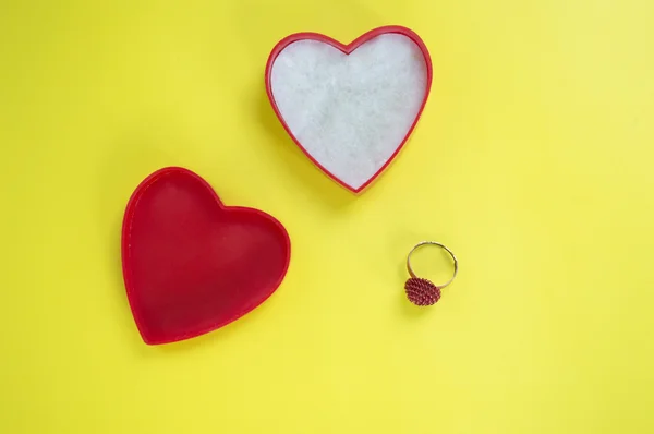 On yellow background opened gift box and old ring — Stock Photo, Image