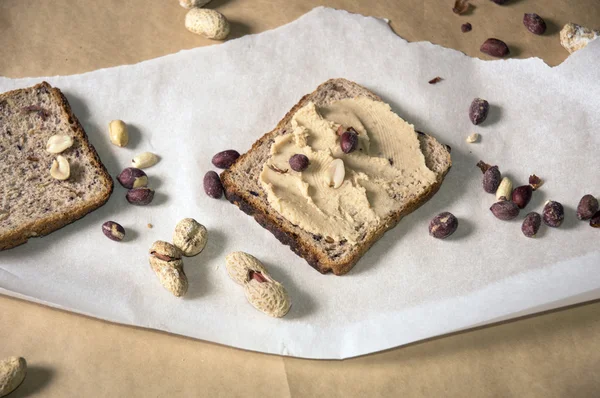 Composición horizontal del pan de pumpernickel con mantequilla de maní —  Fotos de Stock