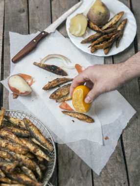 Kızarmış Balık kokusu limon sıkarak erkek