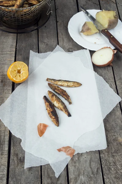 Poisson à l'éperlan frit sur papier blanc — Photo