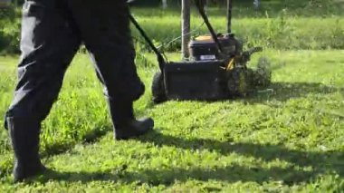 Motorlu çim kesici ile biçme